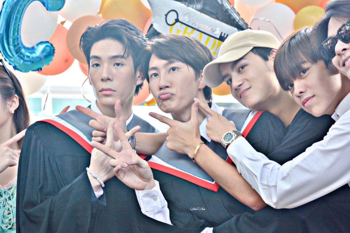 AaeChonNa's tweet photo. พี่เจ น้องกัป และเพื่อนๆ 🎓🎉🎓🥰🥰
《23.11.2020》
#CAPTAINsGraduation
#JAYLERRsGraduation
#CAPTAINchonlathorn
#JayLerr
รูปยังไม่หมดหรอ เปล่าๆ เพิ่งว่าง
(โหมดคุยกับตัวเอง 🤣🤣) https://t.co/rhACJOvkXG