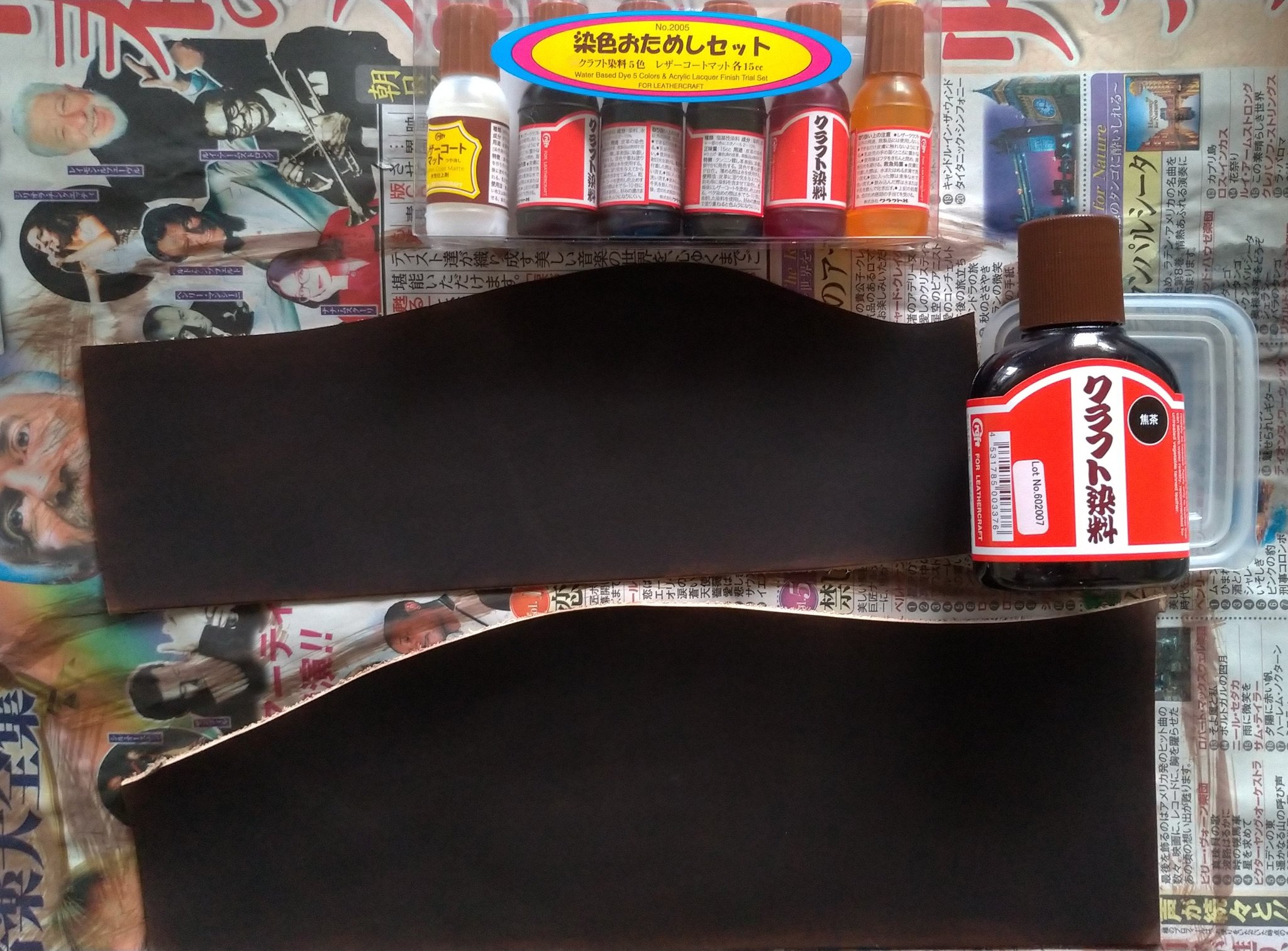 Sally はじめて 染色に挑戦 これ どんな風になるんだろう ドキドキ 実験中 素朴な疑問だけど 刻印することを考えると 先に革をカットしてから染めるのか Or 染めてからカットして刻印打つのか 疑問だらけだ 誰か教えてください はじめてのレザー