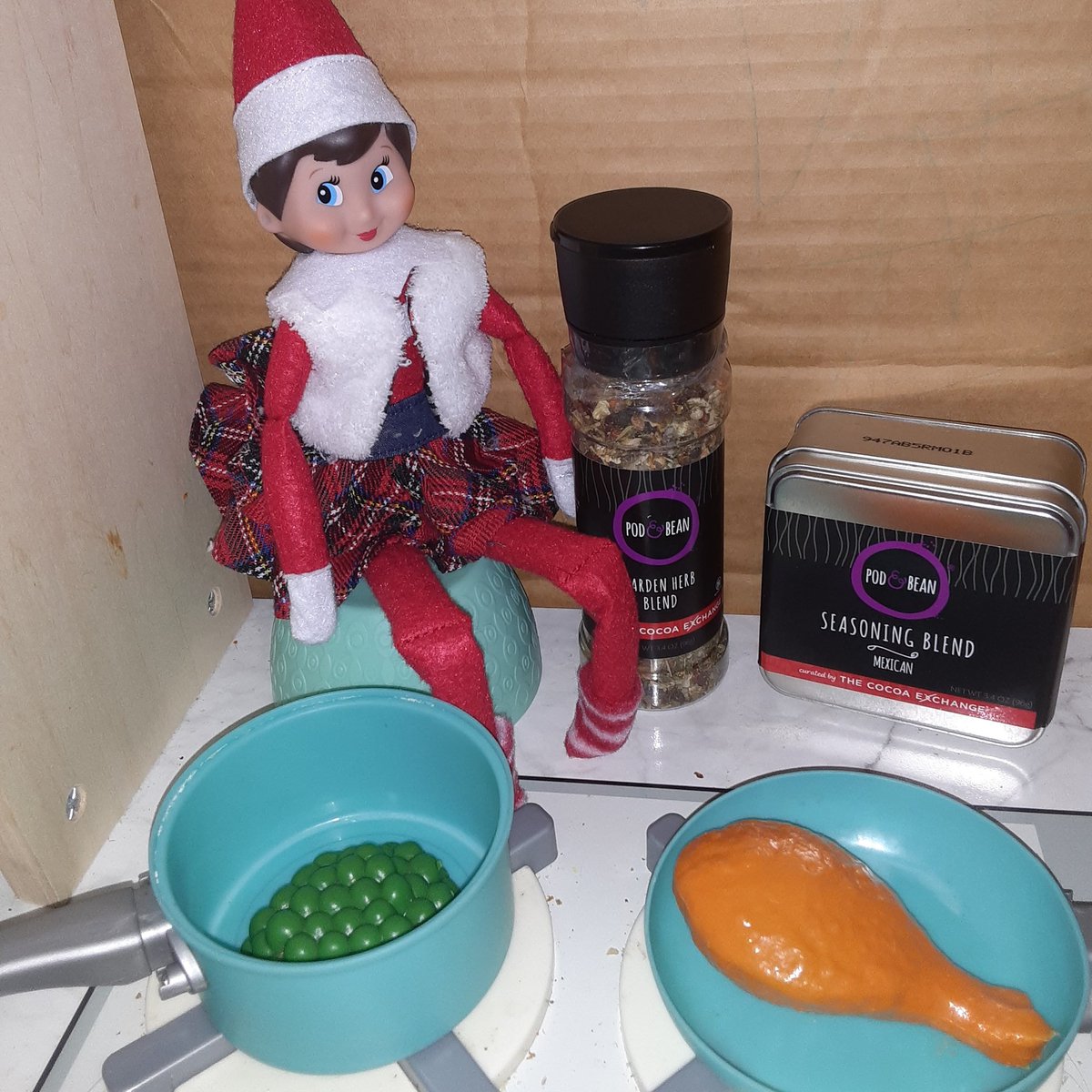 ginarod14's tweet photo. Even elf on the shelf "Grams Cranberry "  knows the only way to cook is with The Cocoa Exchange seasonings.
#elfknowsbest #elfontheshelf #Elf #cookingathome #cookingwithelf #cookinginthekitchen  #Cooking #tistheseason #yourcocoaconnection 

https://t.co/AF2tAOs9nl https://t.co/gvRER6RncW