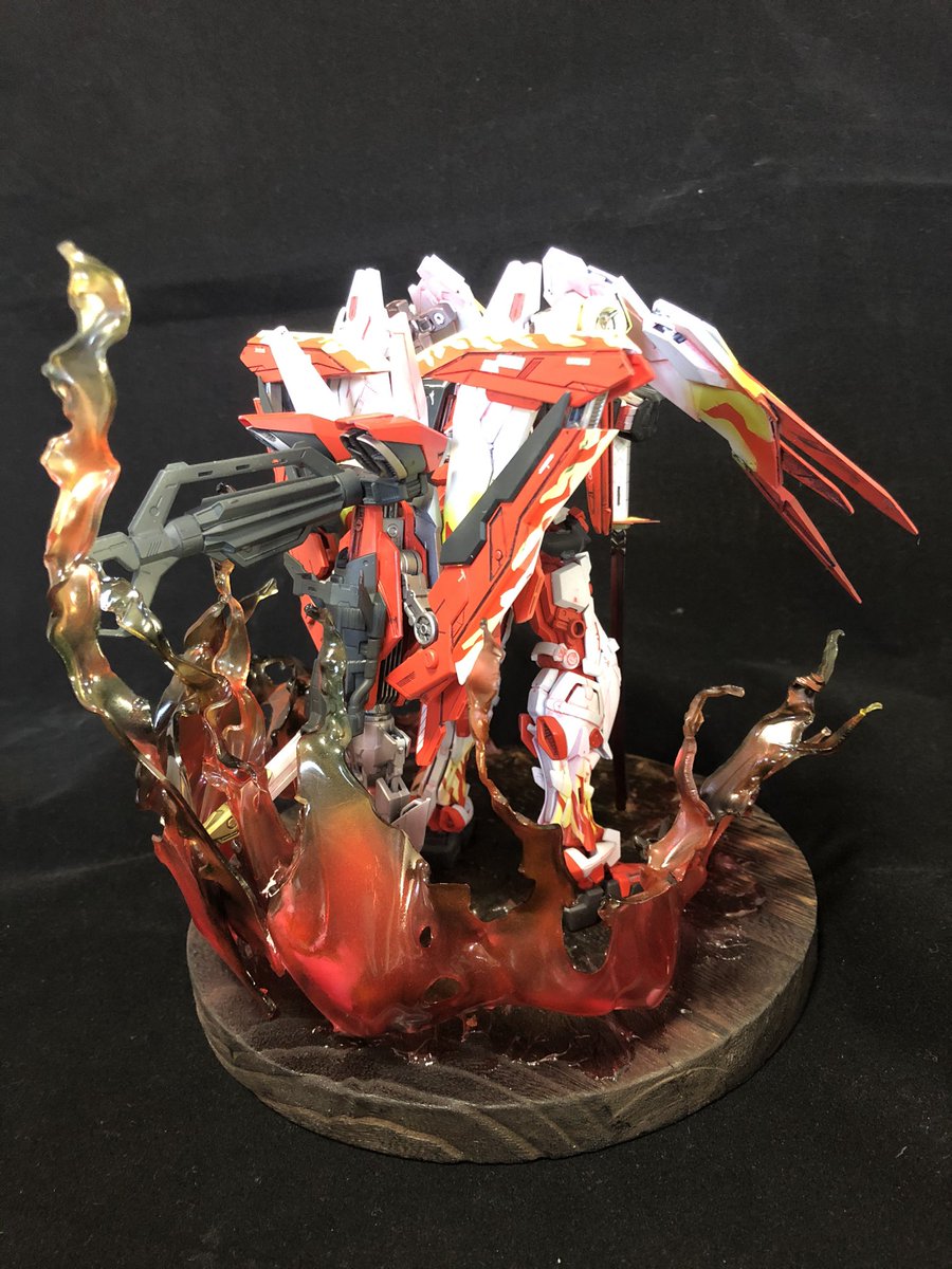 dora6linen's tweet photo. 炎エフェクトも自作して　#煉獄アストレイ　LED FLAME 完成しました！！　両肩に装備しているフェイズシフトシールドにはNジャマーキャンセラー搭載されておりアストレイシリーズの弱点であった防御力と動力源の問題点を克服した機体設定です。来月開催の　#08コン　に出品予定です。 https://t.co/k661xr8AtP
