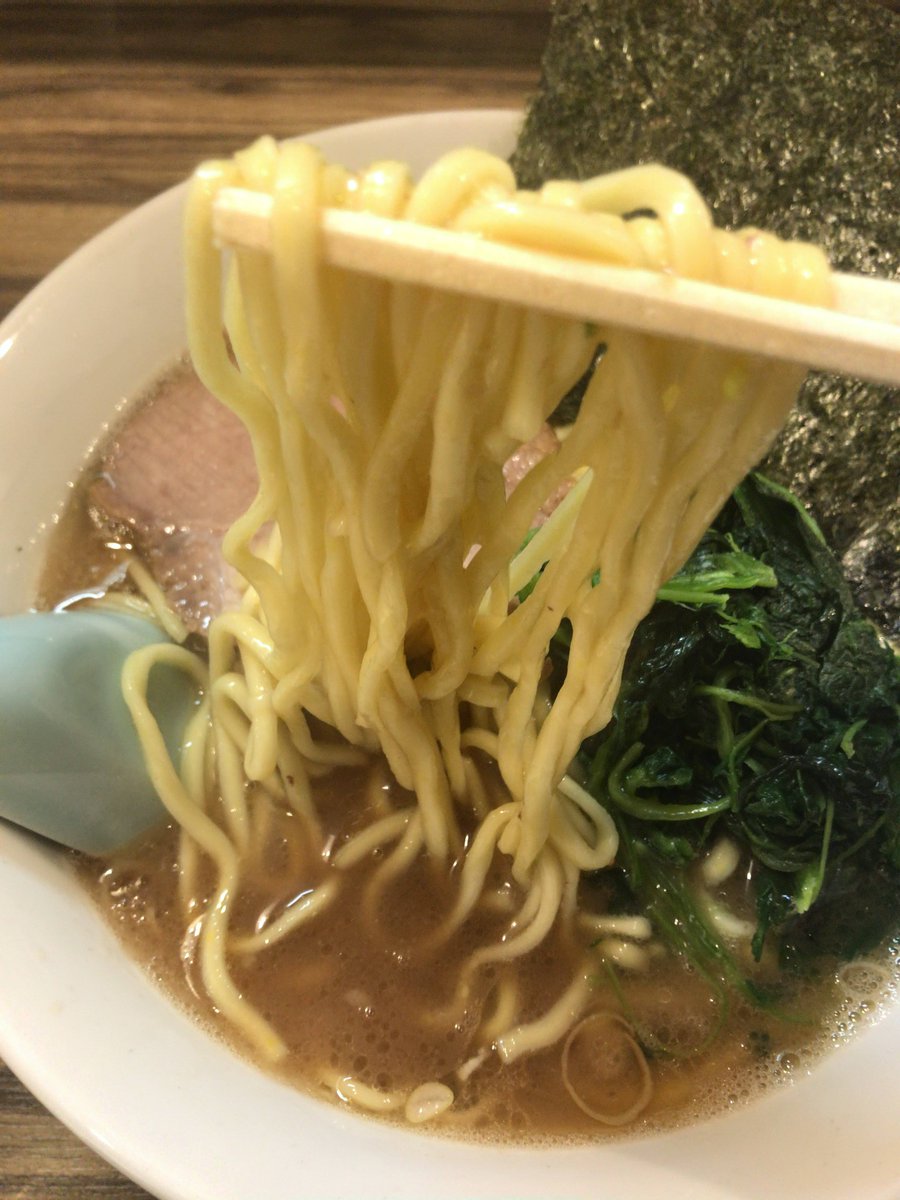 menkuru_jp's tweet photo. 五丁目ハウス＠中野
家系ラーメン 680円、中盛 +100円

程よくワイルド���くさみないクリーミーなスープ、麺は三河屋製麺
醤油がビシッときまっていて、とても好み
ライス無料、ホウレンソウ多めなのもうれしいです

人気店なのもありますが、5席と減らして営業のため特に週末は外待ちができています https://t.co/I8xG4TkrkY