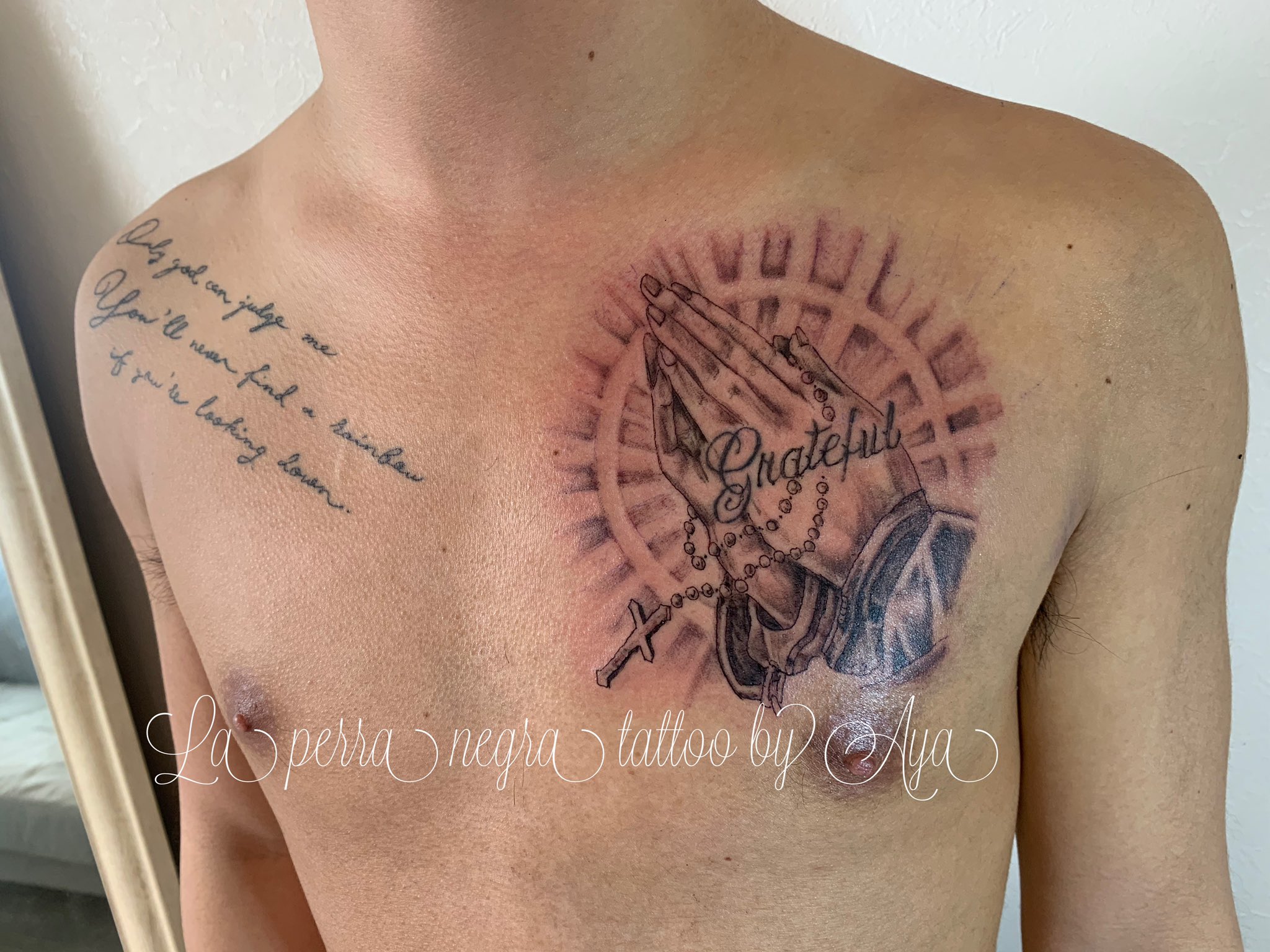 タトゥースタジオ La Perra Negra Tattoo By Aya Praying Hands Praying 拝み手 左の文字も私の仕事です 12月のご予約お待ちしています タトゥー 東京 渋谷 新宿 表参道 タトゥーアーティスト 彫り師 女性彫り師 ブラックアンドグレー