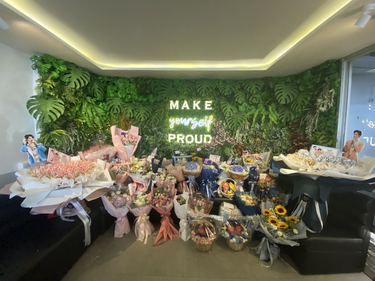 NewwieeTayTawan's tweet photo. To  TayNew #เตนิว 
From Our #โพก้า #ฮันนี่ #ชาวบ้าน 

💙🐻🐳

#SunsilkCollagenxTayNew https://t.co/gzS0Fd8kUl