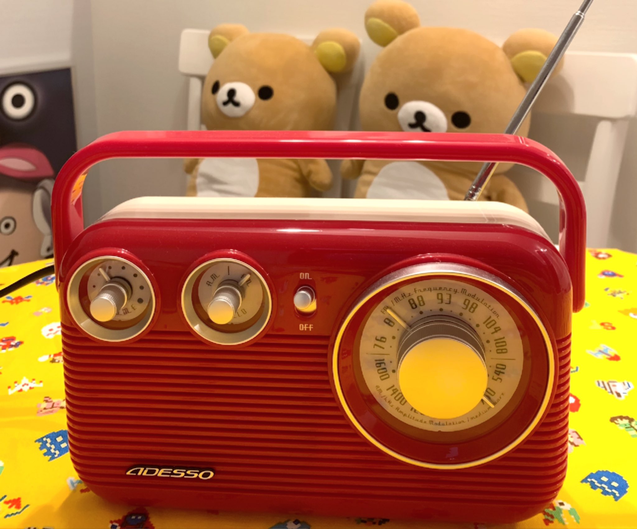 栗林みな実 アニソンアカデミーを聴いてるよー Angelaの曲かっこいい 最近ね ラジオでラジオを聴いてるんだー٩ ๑ ᴗ ๑ ۶ お気に入りの赤いラジオだよ