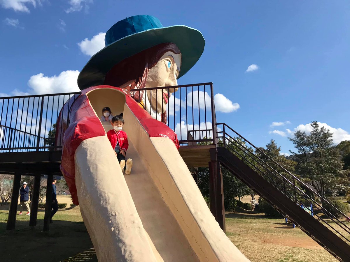 108kin16's tweet photo. いつから居付いたのか謎のガリバー。今では市民の森公園のシンボルとなり、今日もずーずーしく居座っている。この機会に童話の中で張り付けにあった寝像を製作し一帯をガリバーワールドとして盛り上げたい。その名も"Zoo Zoo Sea Town"!!
#ふるさと納税8億円アイデア　#鳥羽市 https://t.co/tDSfObJL6g