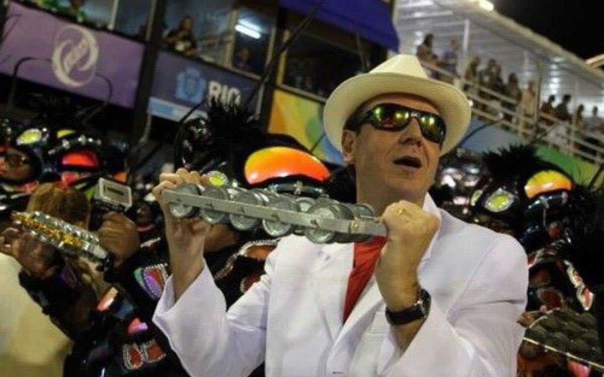 maaumartins's tweet photo. Crivella quer falar de CARNAVAL com eduardo paes. O homem que faltou o debate pra ir no niver da Tia Surica #DebateGlobo #DebateRio https://t.co/ITtd379qPs
