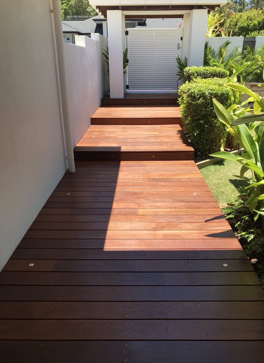 fulovitboss's tweet photo. Two coats of oil to finish it off.
Deck done. #deckedout 😎
#decking #cabots #aquadeck #DIY https://t.co/UBAS89HqHW