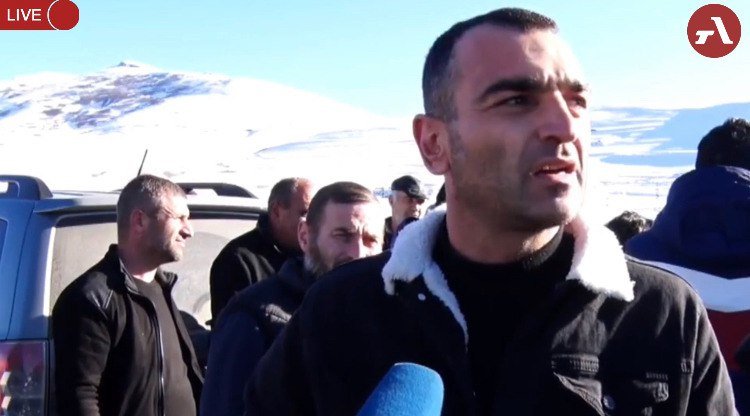 ANS_ChM's tweet photo. Kəlbəcərin “Zod” qızıl mədənində çalışan və bu gün erməni polisi tərəfdən iş yerinə buraxılmayan sakinlər etiraz aksiyası keçiriblər. Deyirlər ki, mədən Azərbaycana keçsə, yerli sakinlər acından öləcək. https://t.co/fPAfewwopy