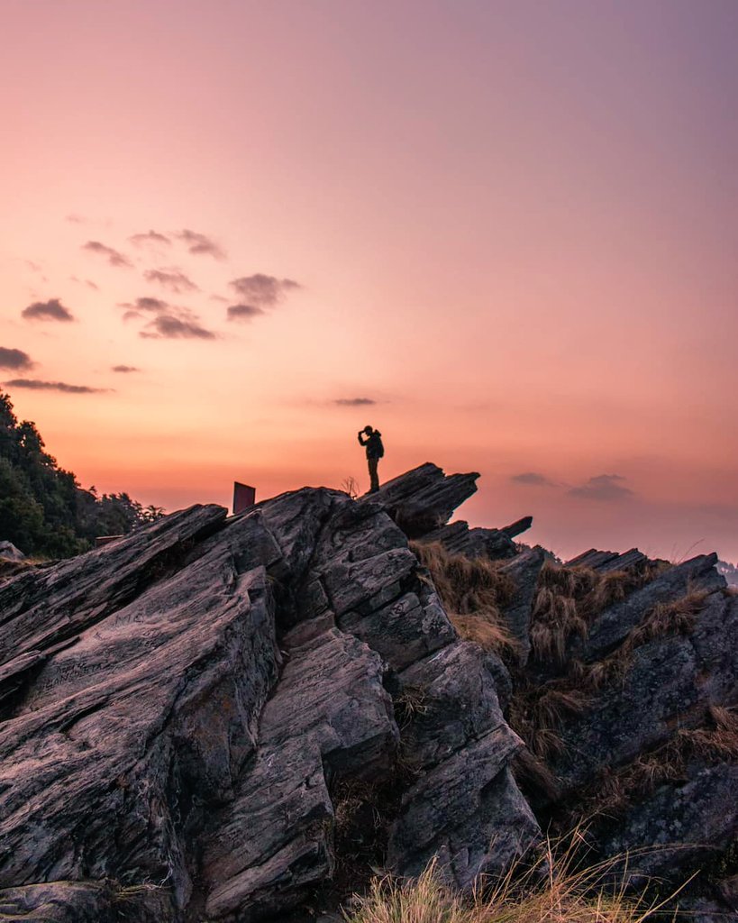 Thikane24's tweet photo. Chauli ki Jali in #Mukteshwar a rocky path running along the side of the temple leads to a huge cluster of rocky cliffs. The cliffs hang out to the deep valley below that offers fascinating view of the Himalayan ranges and Valley.
#Uttarakhand #nature #Video #trekking #offbeatuk https://t.co/4kgFrSQz27