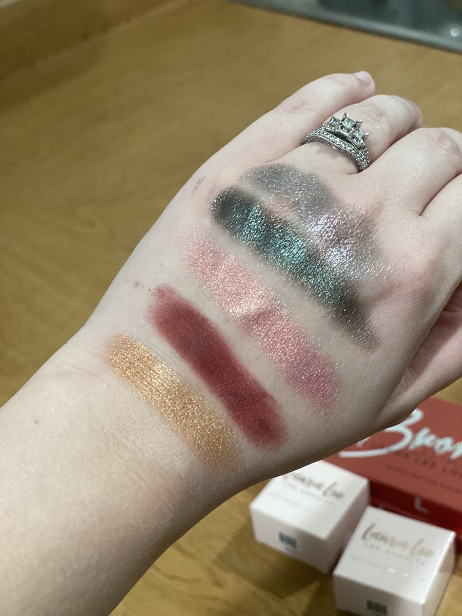 lizzie704's tweet photo. When I tell y’all @Laura88Lee @lauraleeelay never disappoints! Oh my Lawd ! Her formulas are insane 🤯😍 #glazedlitkit #bronzedlitkit #slaybelle #warmandtoasty #sweetandsaucy #roseicing #poutyandnice #kissmas #cabana #coralpop #maitai #lauralee #lauraleelosangeles https://t.co/OETHgWvxOo