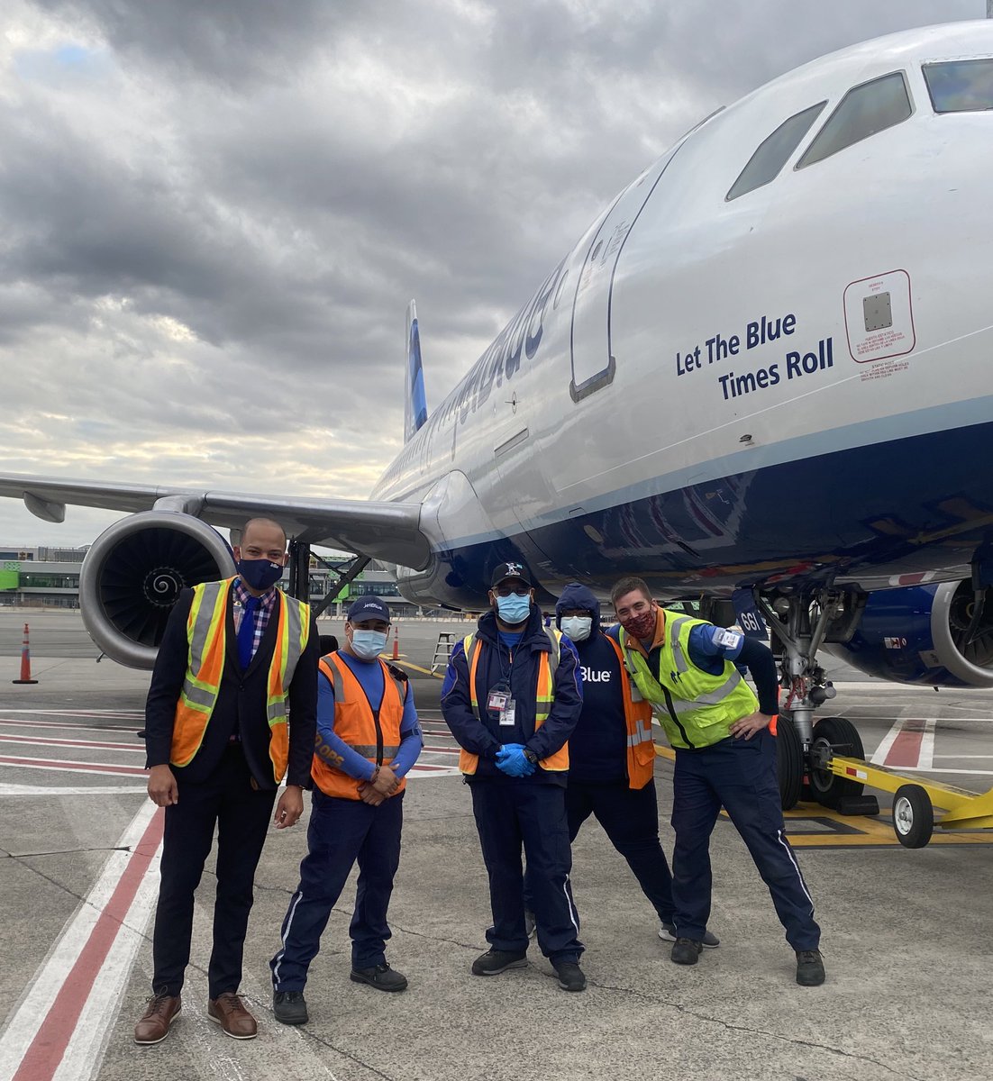 YQRamos's tweet photo. Let the Thankful Spirit roll! I’m so grateful for being apart of this amazing Team. #JetBlueEWR #Blue2theCore #HappyThanksgiving #SafetyfromtheGroundUp ✈️🍂🦃@JetBlue @HelloJetBlue https://t.co/zNseFwGtXa