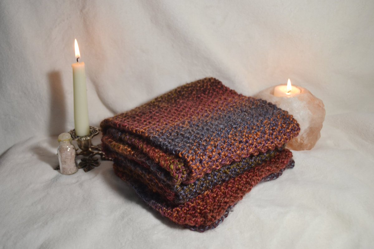 bugroot_'s tweet image. Hi ya’ll I have been making things and drawing in my spare time and I’d love to share it with you :) I love doing commissions for illustrations and knitted things so I’d love to make some gifts for you this holiday season 💓 pls read my bio for more info!