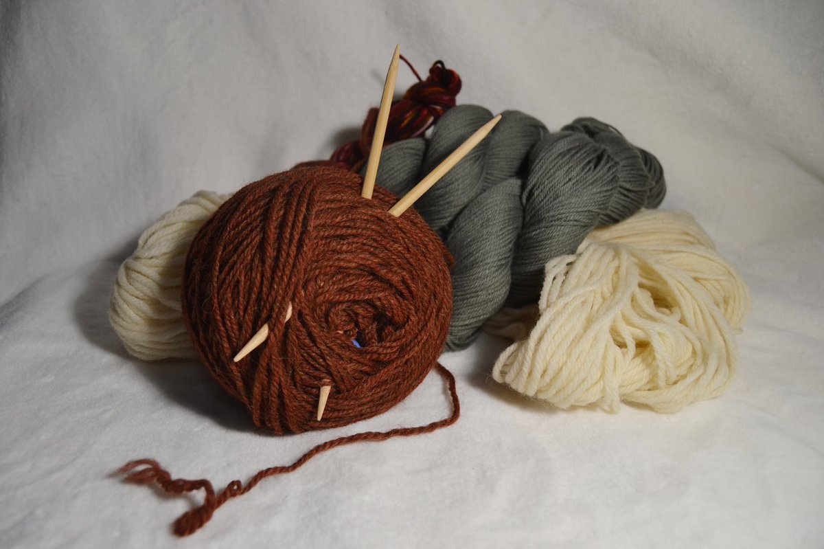 bugroot_'s tweet image. Hi ya’ll I have been making things and drawing in my spare time and I’d love to share it with you :) I love doing commissions for illustrations and knitted things so I’d love to make some gifts for you this holiday season 💓 pls read my bio for more info!