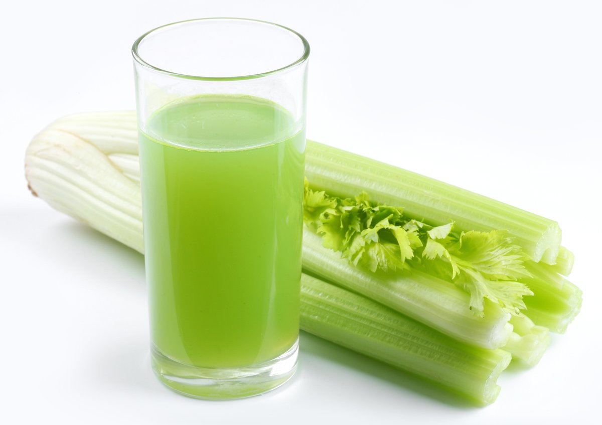 KarlaGuinea's tweet photo. El jugo de apio fresco es uno de lo más poderosos y sanadores jugos que uno puede tomar. 450 ml de jugo de apio por día puede transformar tu salud y digestión en tan solo una semana. 

Leer más: https://t.co/O7LhwmcDlz

#JugodeApio #medicalmedium https://t.co/mj2OdPNR0e