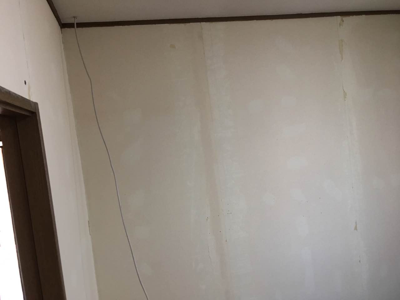かずま氏 とりあえず 2面 壁紙剥がせたので パテ補修します で 床にビニール貼って気づいたんだけど 床と巾木の間2 3mm 隙間になってて そっから隙間風が入ってくんの どおりで寒い訳だよ 壁貼ったら コーキングで埋めるわ T Co