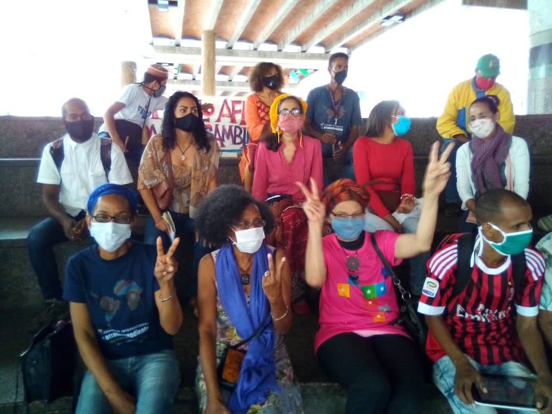 A 23 años de la siembra de  Argelia Laya, Mujer orgullo de la afrovenezolanidad. Sus ideas de un mundo más justo e igualitario  guían la batalla por el socialismo feminista y sin  racismo, sigamos su ejemplo. Coherencia en discurso y acción. <a href="/ComandoafroVen/">comandonacionalafro</a> @venvamosjuntas