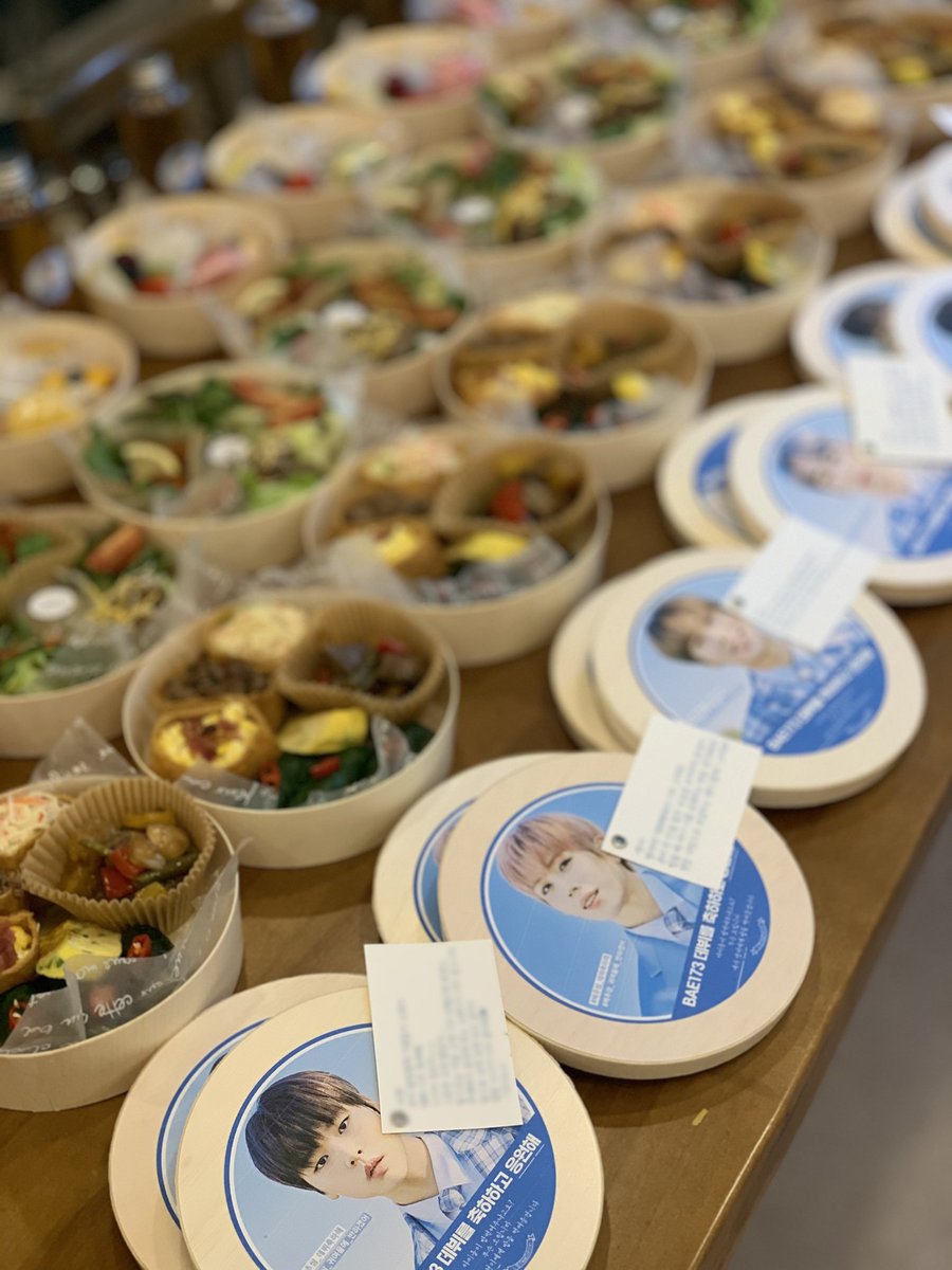 DearDohyon's tweet photo. 𝟮𝟬𝟭𝟭𝟮𝟴 𝗠𝘂𝘀𝗶𝗰 𝗖𝗼𝗿𝗲

𝙁𝙤𝙤𝙙 𝙎𝙪𝙥𝙥𝙤𝙧𝙩
-
@feel_1207 님과 함께 BAE173의 데뷔를 축하하기 위해 배추쌈 멤버 9명의 도시락 서포트를 진행했습니다!

맛있게 먹고 오늘도 힘내🥬

#배추쌈_데뷔축하해
#BAE173 #비에이이173 #반하겠어 https://t.co/wHeeSXMPDz