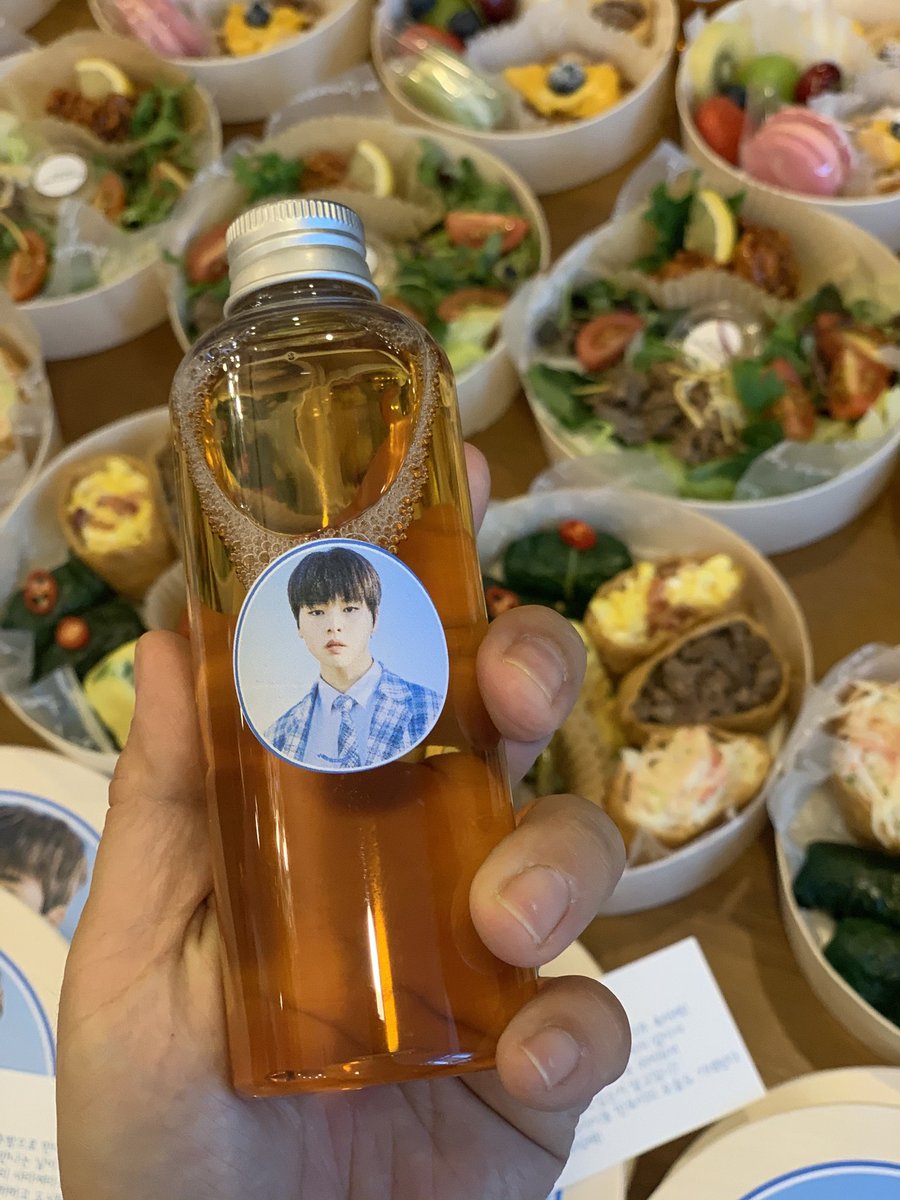 DearDohyon's tweet photo. 𝟮𝟬𝟭𝟭𝟮𝟴 𝗠𝘂𝘀𝗶𝗰 𝗖𝗼𝗿𝗲

𝙁𝙤𝙤𝙙 𝙎𝙪𝙥𝙥𝙤𝙧𝙩
-
@feel_1207 님과 함께 BAE173의 데뷔를 축하하기 위해 배추쌈 멤버 9명의 도시락 서포트를 진행했습니다!

맛있게 먹고 오늘도 힘내🥬

#배추쌈_데뷔축하해
#BAE173 #비에이이173 #반하겠어 https://t.co/wHeeSXMPDz