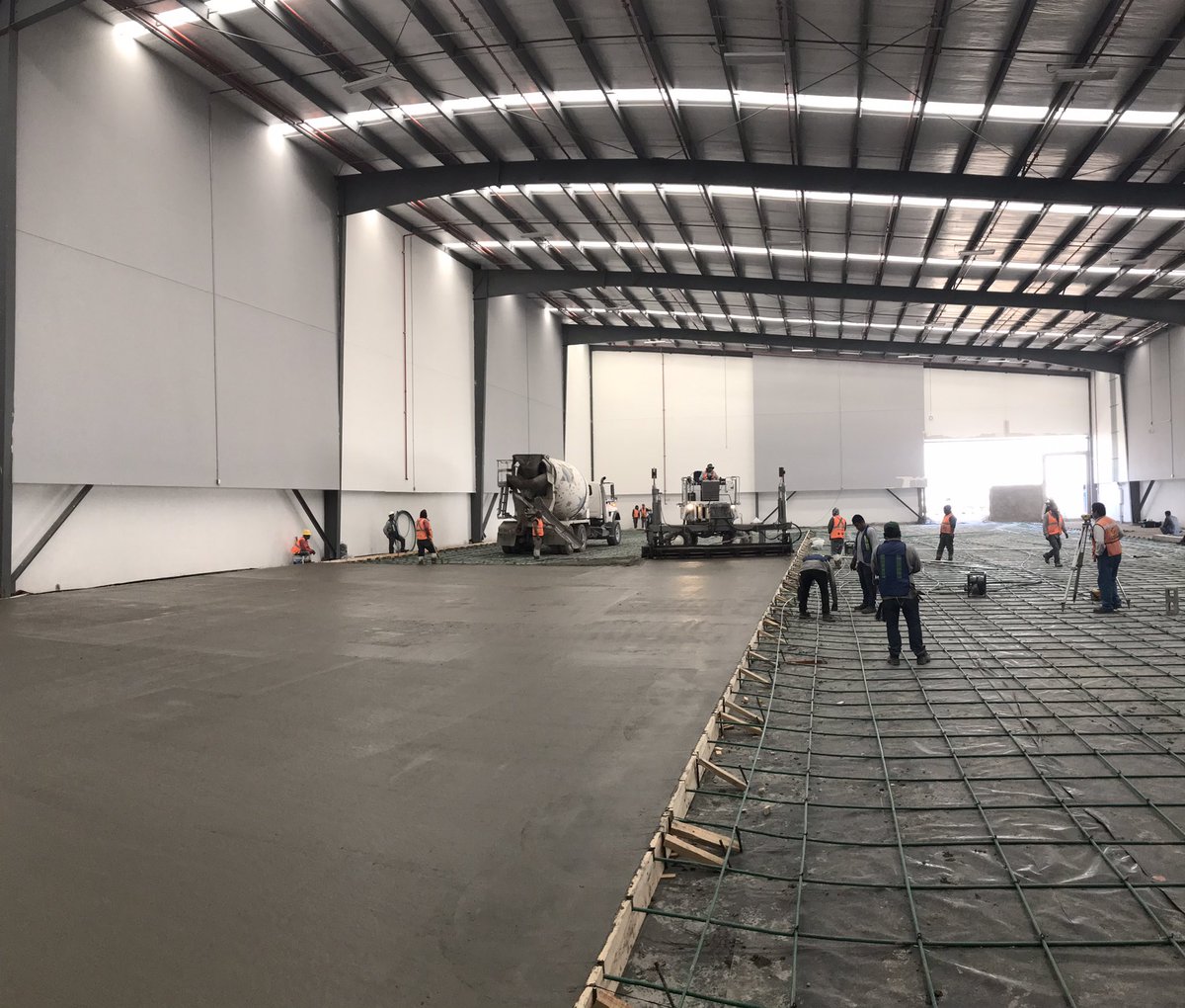 CivilisIngenium's tweet photo. Realizamos la ingeniería y construcción de 1,800 m2 de piso industrial con sistema postensado libre de juntas en Queretaro para la industria logística #Flooring #Jointless #Concrete #Concreto #Industria #Pisos https://t.co/apeK1P6Wl3