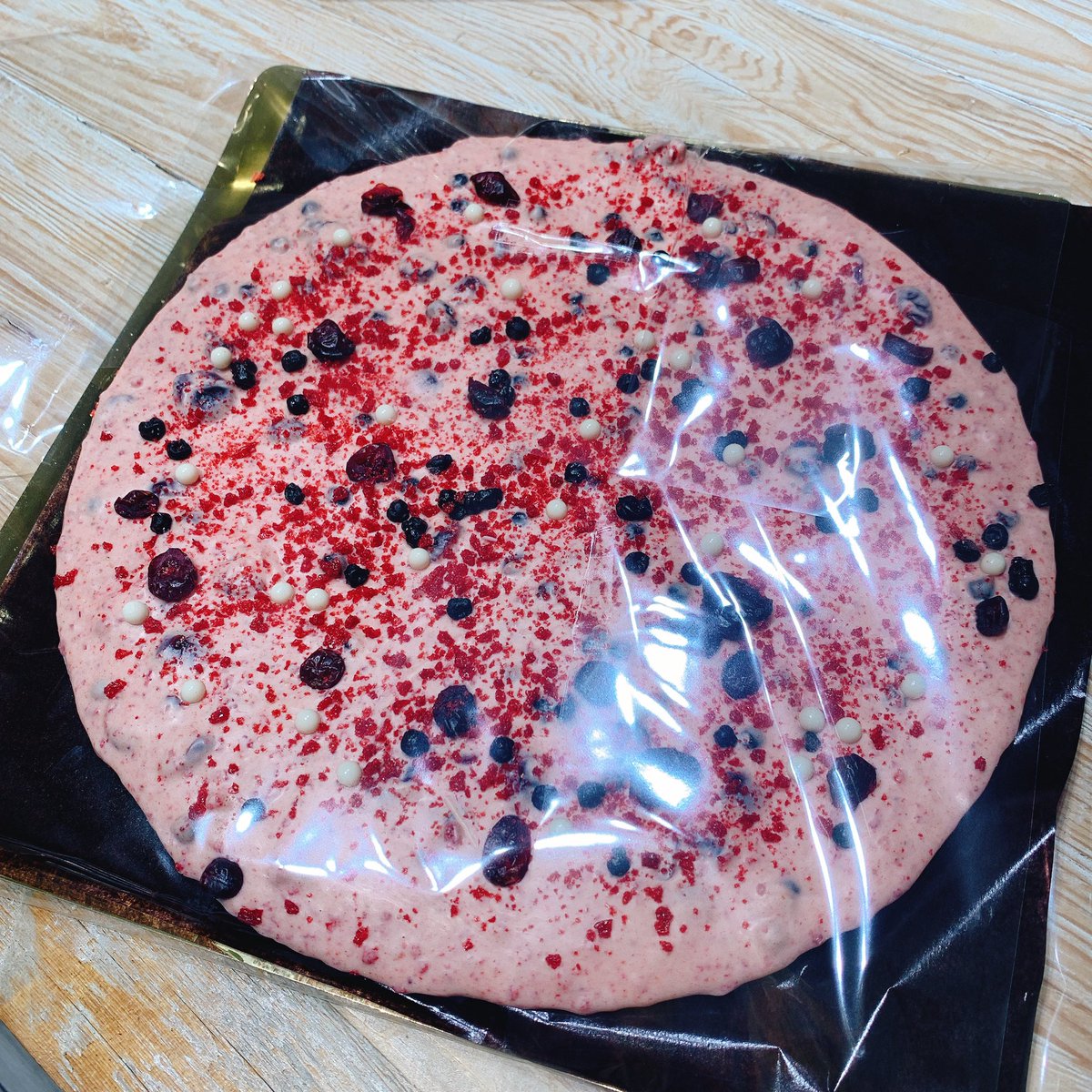 kapibara_clcl's tweet photo. うちのお店のオーナーから、高級チョコ・ラヴィアンショコラをいただきました❤️

これめっちゃ大きいんですよ‥✨

なんと、直径29cm‼️

顔より大きい❗️(笑)

ピンクが定番のベリーベリー、
グリーンが限定のクリスマス🎄

どっちもめっちゃ美味しかった〜😆😆💕

#モンロワール
#ラヴィアンショコラ https://t.co/Oa6rWRivt5