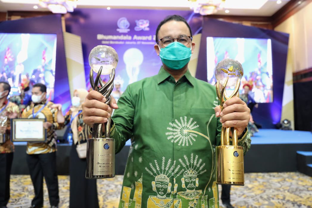 aniesbaswedan's tweet photo. ALHAMDULILLAH... 
Medali EMAS untuk DKI Jakarta!!

Pemprov DKI Jakarta kembali meraih penghargaan pada Bhumandala Award – Penghargaan Simpul Jaringan Informasi Geospasial dari @InfoGeospasial RI.

#JakartaSatu
#BadanInformasiGeospasial
#BhumandalaAward 
https://t.co/SnODulROJR https://t.co/KmCRihxlIl