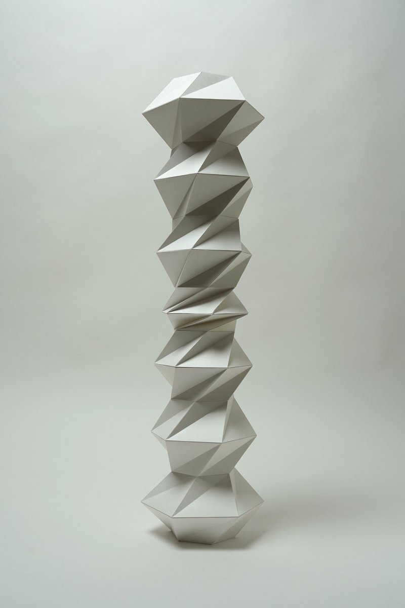 かたちあそび 一年生立体構成 徐々に変わる形を積み重ねた立体 7段以上 80 cm以下