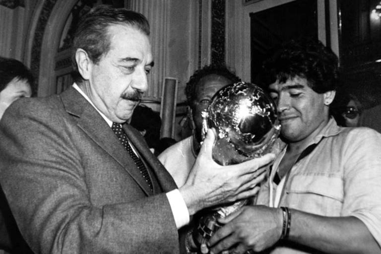 alezarate's tweet photo. @LoreAlbornoz @SgoPuddington @NatiRamoneOk ¿Y como explicas esta foto de Maradona con el dictador de la época? #ChauRelato https://t.co/9KZh1l8Rb3