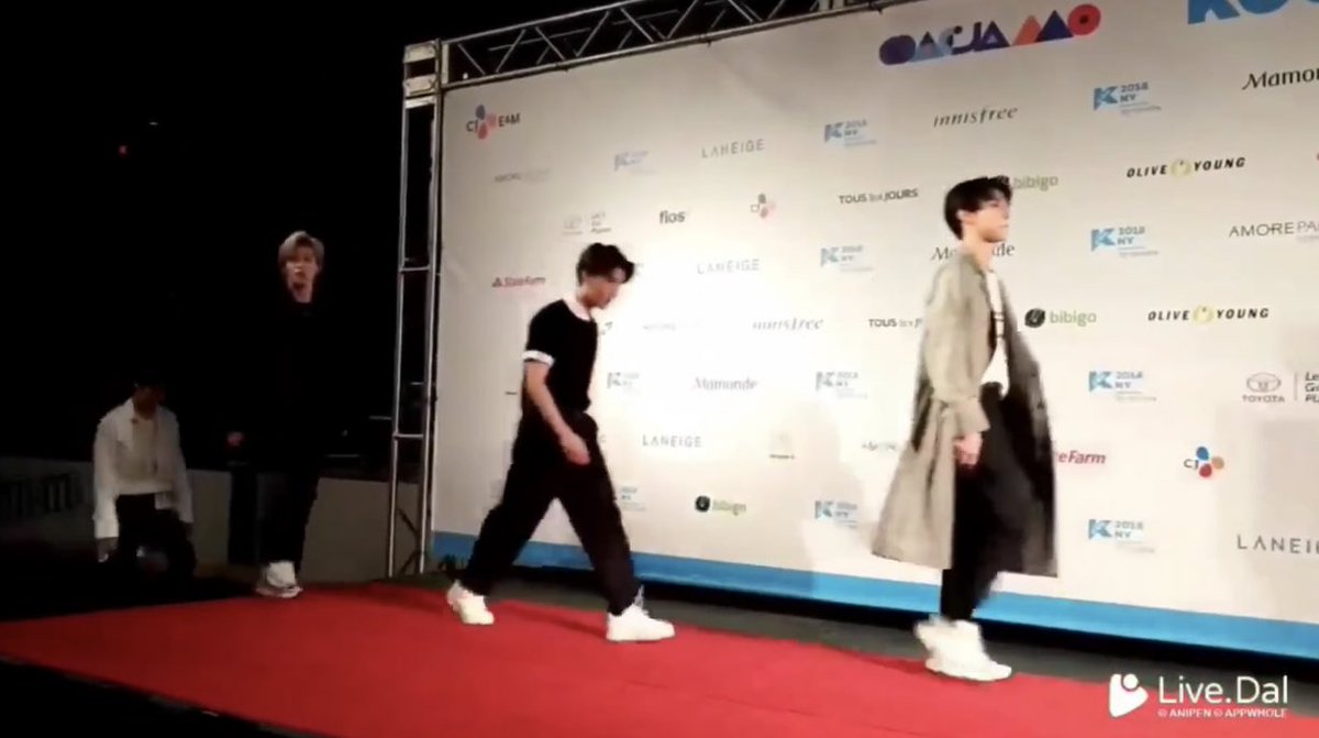 เออ แล้วสังเกตเกือบทุกงานโดยองจะเป็นหัวแถวอะ หัวหน้าห้องไม่เกินจริง 55555555555