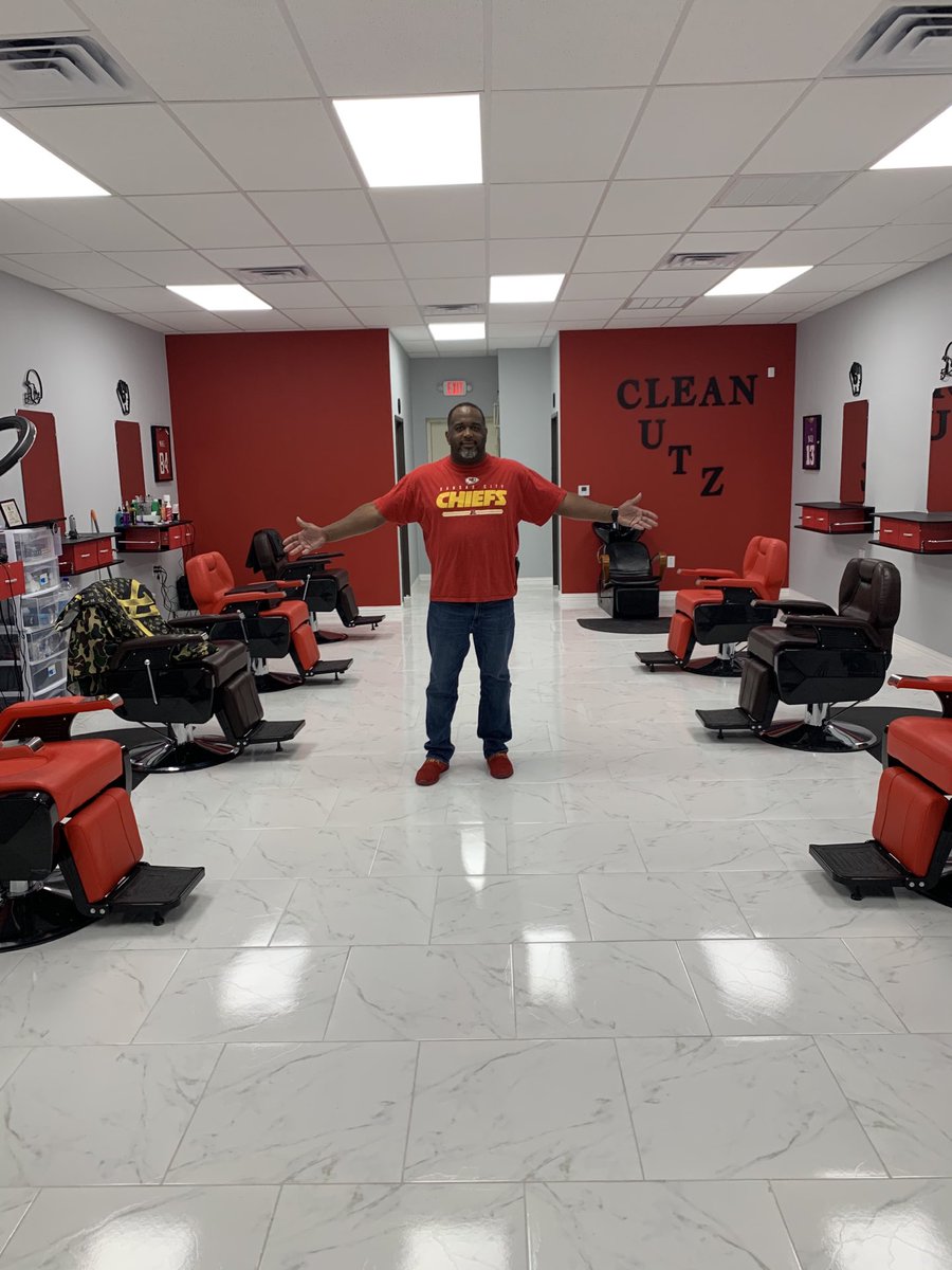 ryahhh22's tweet photo. My dads dream came true.  He opened his very own barber shop right in Mansfield, TX. If you are a barber, stylist,Loctician, or even aesthetician and looking to have your own station dm me!!  A suite is available as well. Please retweet!! #BlackOwnedBusiness #dfwbarbers https://t.co/bkVLg8BgMo