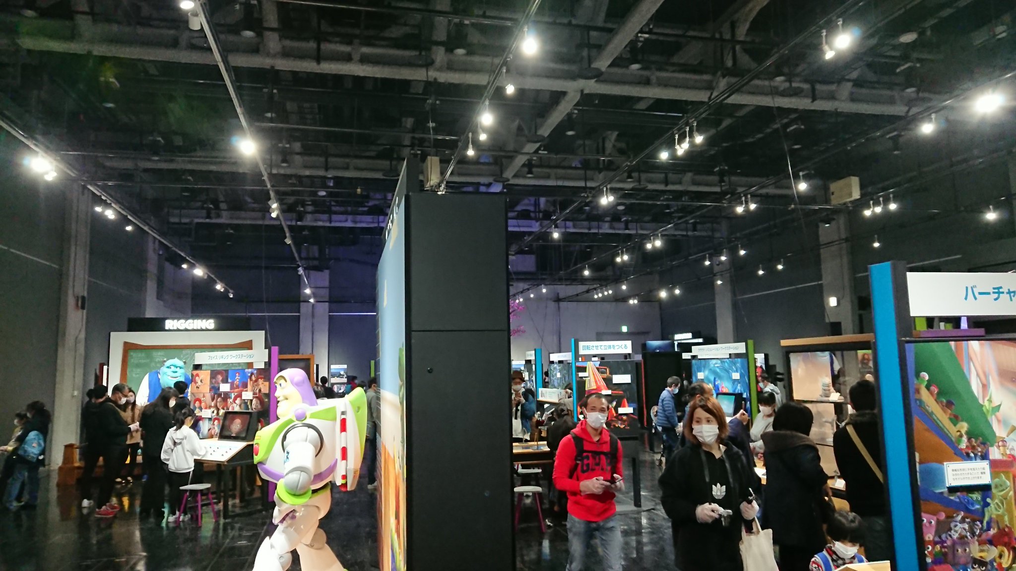 テレビ愛知事業部 イベント情報 ディズニー ピクサー好きの皆さん ピクサーのひみつ展 本日から始まりました 会場内は一部 展示を除き撮影フリーです お気に入りの映えるスポットで撮影して友達と共有しましょう 三脚や自撮り棒の使用はご遠慮