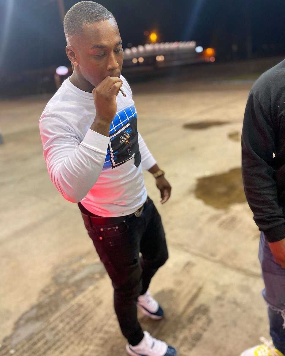 Igot_nxt's tweet photo. Vlone thuggin she wanna fuck me cause my sack bigger🤧🥳#im🆙#freemyk’s💙 https://t.co/VOjd8HehbV