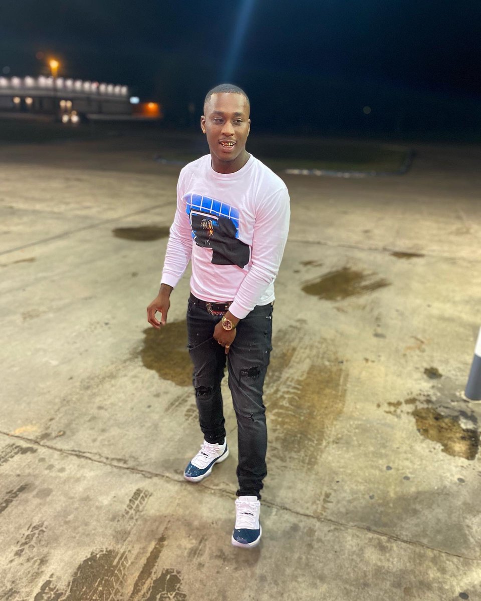 Igot_nxt's tweet photo. Vlone thuggin she wanna fuck me cause my sack bigger🤧🥳#im🆙#freemyk’s💙 https://t.co/VOjd8HehbV