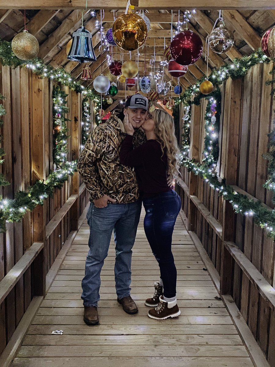 madison_16_23's tweet photo. To early to post Christmas lights? Nah ❄️ 🎄 @32_lowery https://t.co/9tm9Y2xQUI