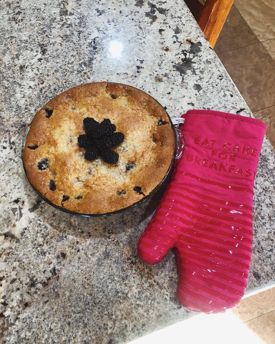 blackberry cobbler 😘👌🏼 https://t.co/pHrcKCraZV