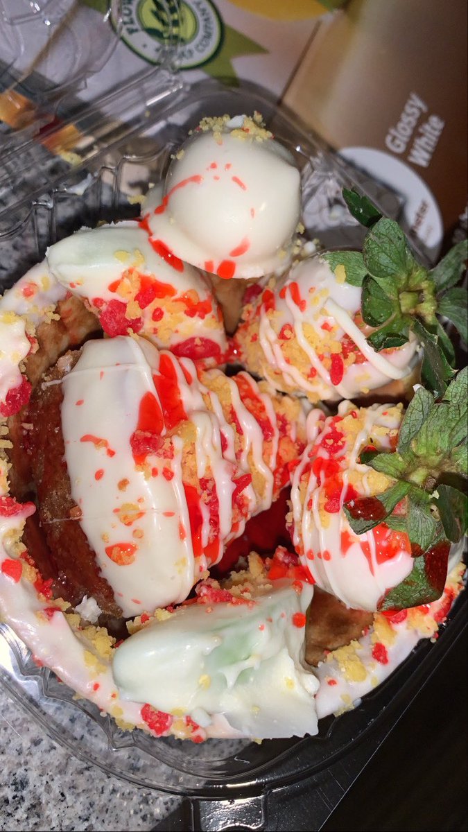 Strawberry cheese cake bowl🥰 includes 1 piece of strawberry crunch cheese cake 2 strawberry crunch strawberries 2 strawberry crunch apples 1 strawberry crunch cheese cake ball and a strawberry crunch waffle bowl😋