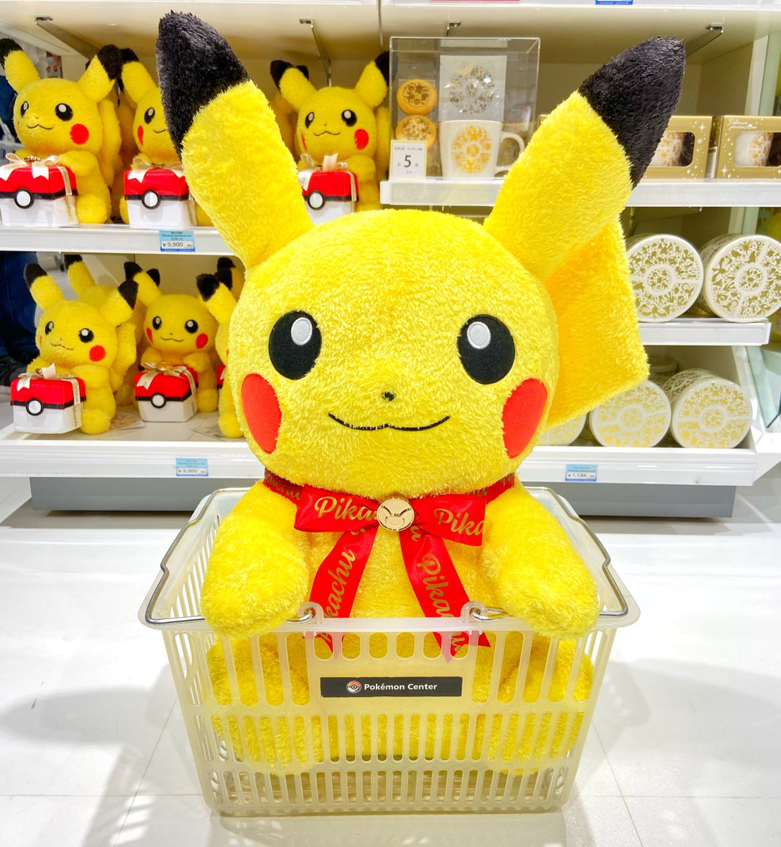 ヒノッチ 本日発売のピカチュウぬいぐるみ 待望の めっちゃふわっふわでとてもおっきい かわいい 最高じゃないですか ポケモンセンター キミにきめた