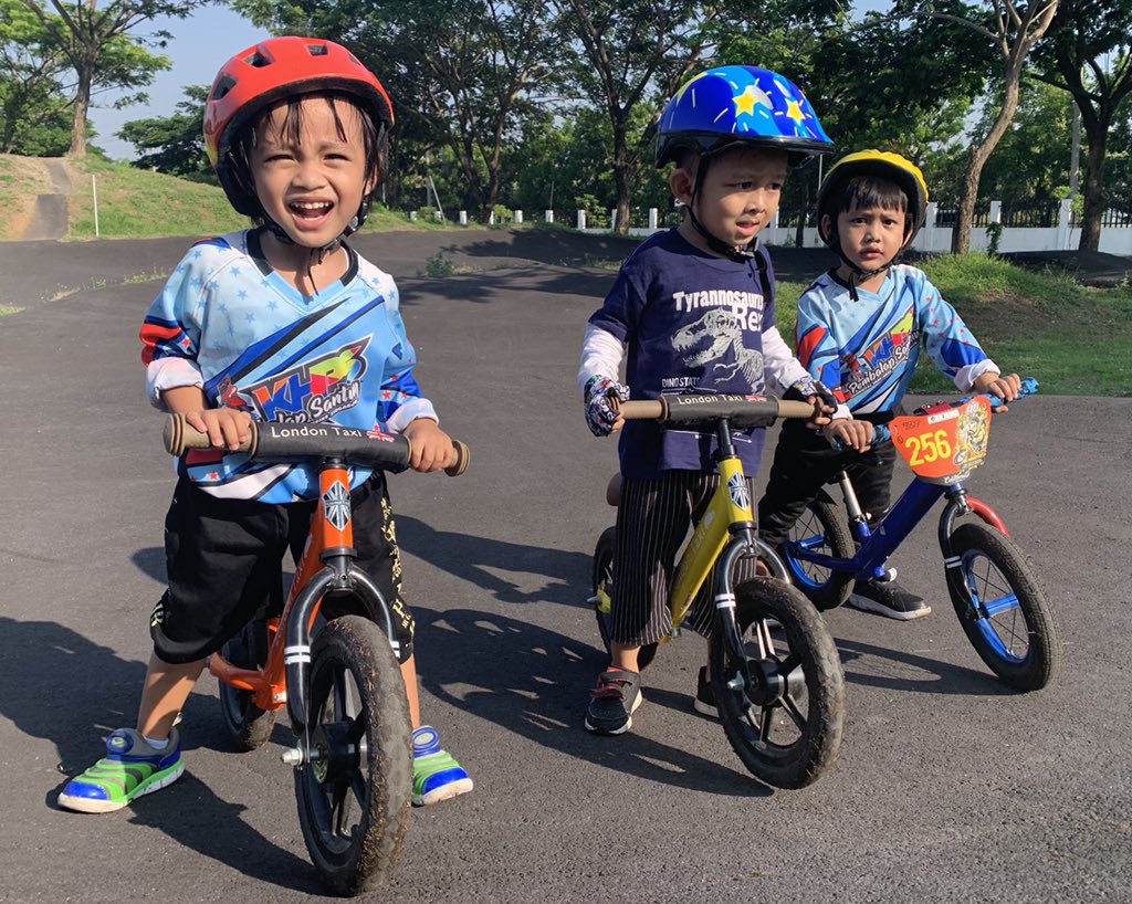 afandoni's tweet photo. “Horee main sepeda lagi ...”

.
.
.
.
.

Taken 📸 by Me

#family 
#keluarga 
#sidoarjo 
#syukur
#bismillah 
#alhamdulillah 
#pushbike
#KHPS https://t.co/gUsYj2vgBb