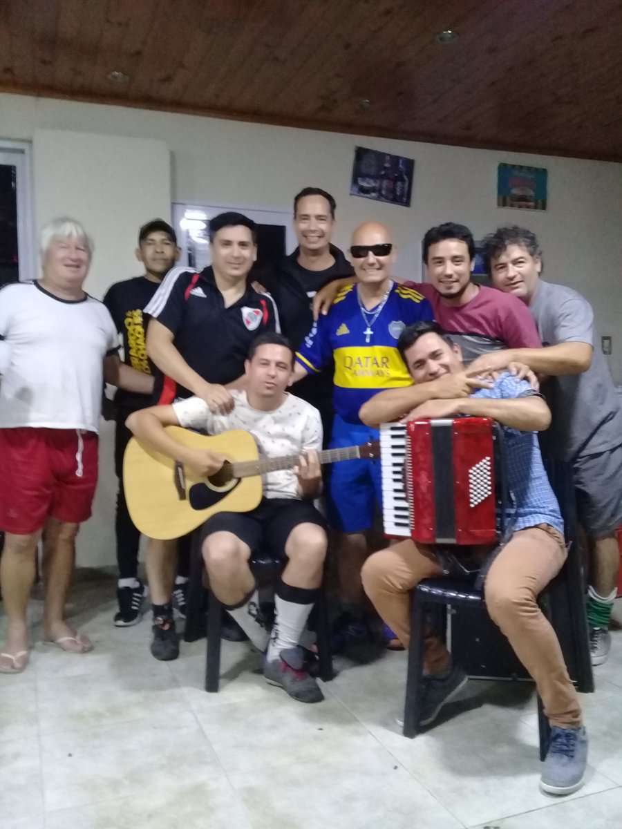 leomatch's tweet photo. "Post Fútbol con Gerardo y sus amigos" https://t.co/vcchDSW1TG