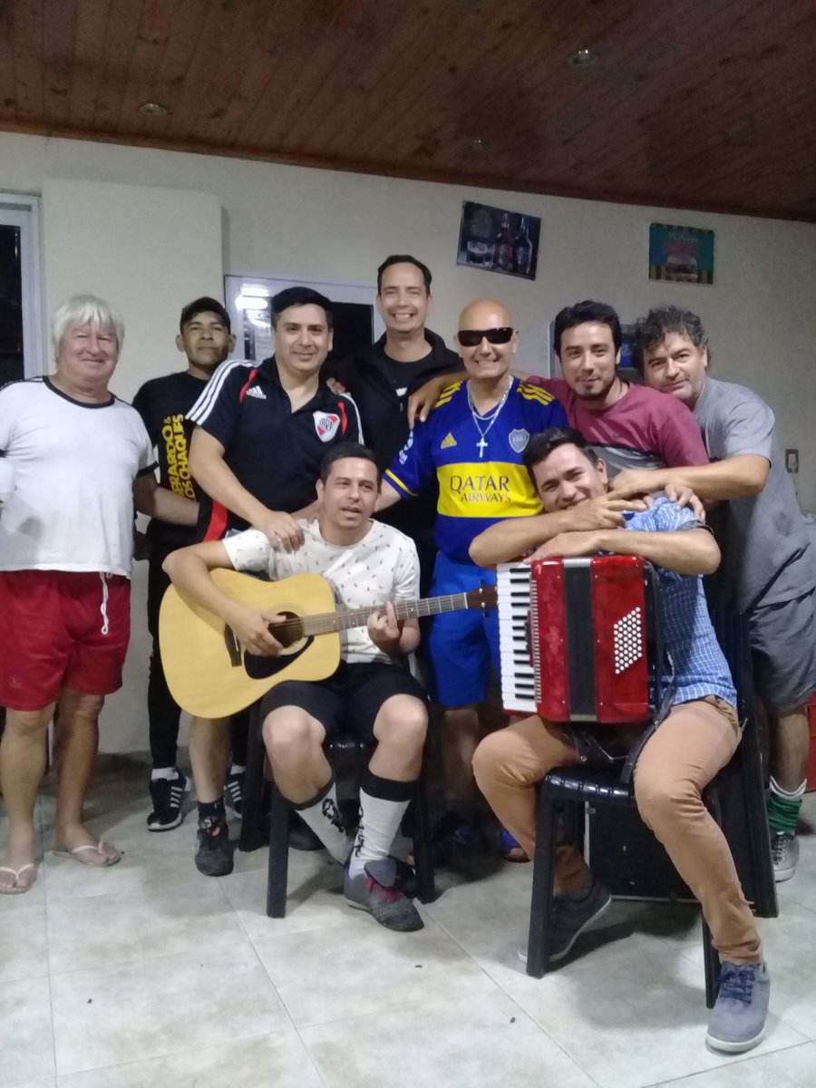 leomatch's tweet photo. "Post Fútbol con Gerardo y sus amigos" https://t.co/vcchDSW1TG