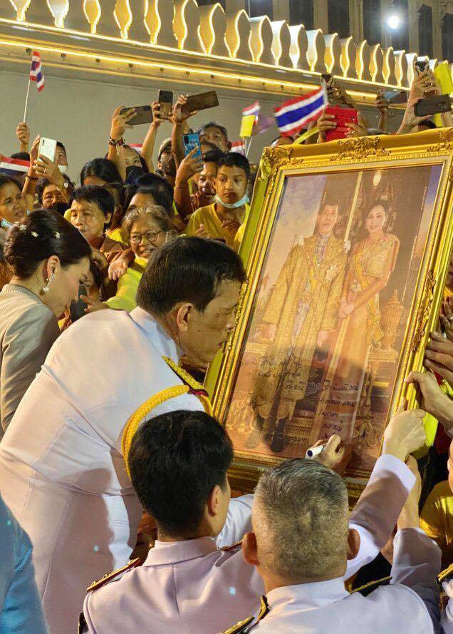Bigbear63's tweet photo. "...ช่วยกันรักประเทศไทย และพี่น้องประชาชน รักบ้านเรา รักพี่น้องร่วมชาติ ด้วยความเมตตาและร่วมสามัคคีทำความดี..." จากนั้นทรงมีพระราชปฏิสันถารกับพสกนิกรที่มาเฝ้ารับเสด็จฯ อย่างใกล้ชิด และเป็นกันเองตลอดเส้นทาง #รักชาติรักพี่น้องร่วมชาติ https://t.co/FB3ncpaRQD