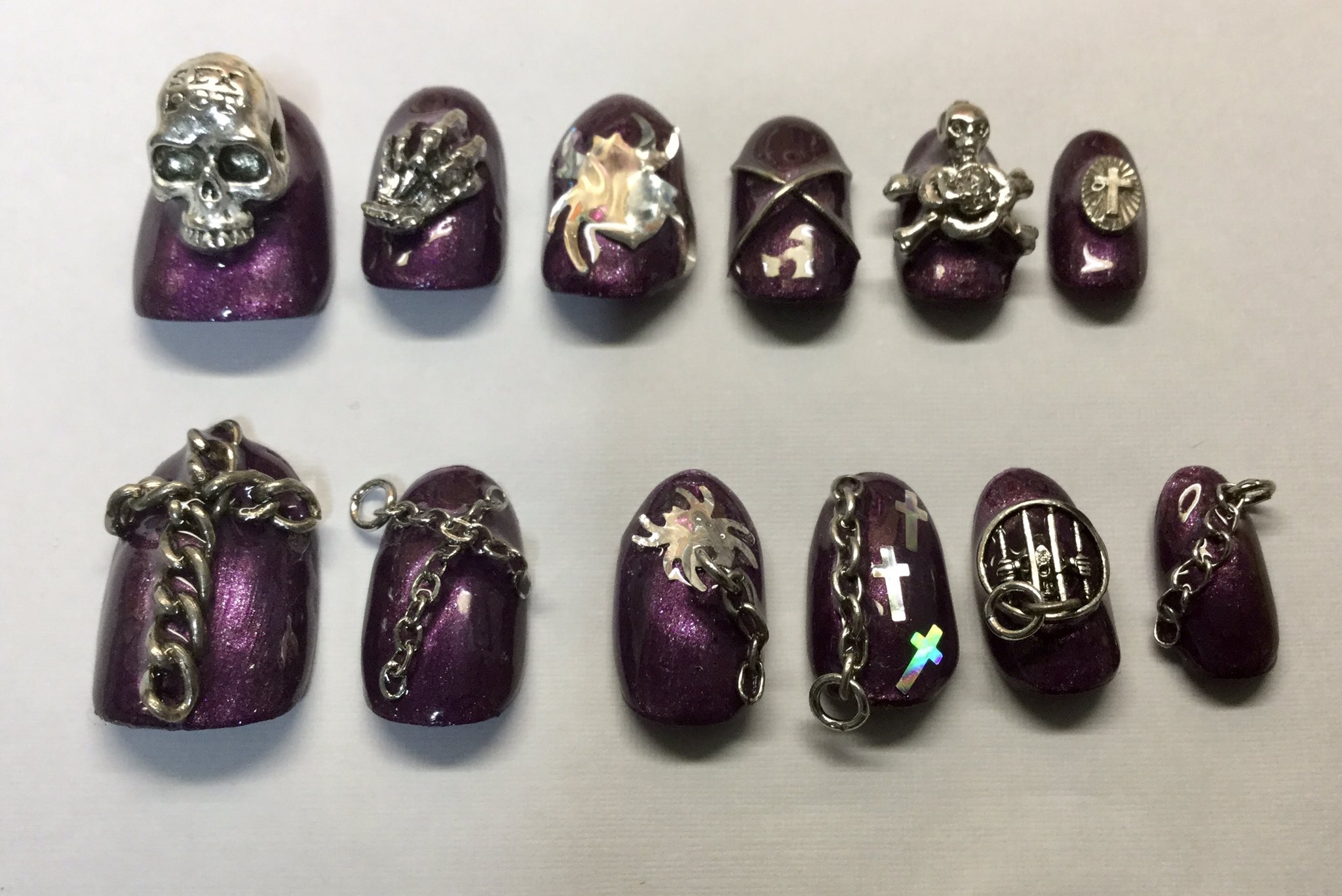 杏汰 プレゼント企画中 最近のゴシックネイル 1枚目下はチェーン付け替えられるデザイン 左上は存在感しかないチップです 笑 ネイル ネイルチップ Nail Nails ゴシック ゴス ゴスロリ Gothic Goth Gothiclolita メンズネイル バンギャ