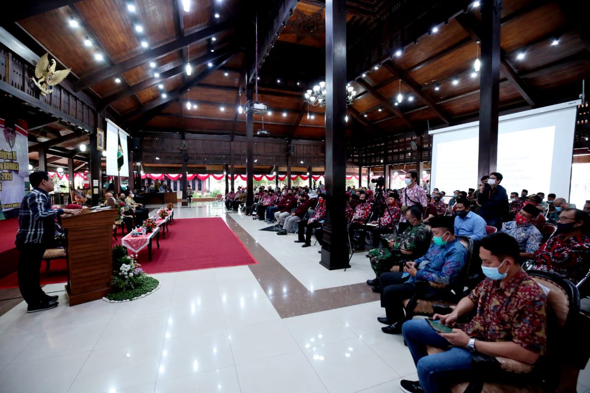 halimiskandarnu's tweet photo. Saya ingatkan seluruh Kepala Desa, utamanya yg daerahnya akn menyelenggarakn Pilkada, agar tetap berkonsentrasi membangun desa.
Kepala Desa harus terus berjalan pd tracknya, gak usah takut ancaman, hadapi dg tenang, yg penting on the track sesuai dg aturan perundang2 yg berlaku. https://t.co/zp8iGO55xU
