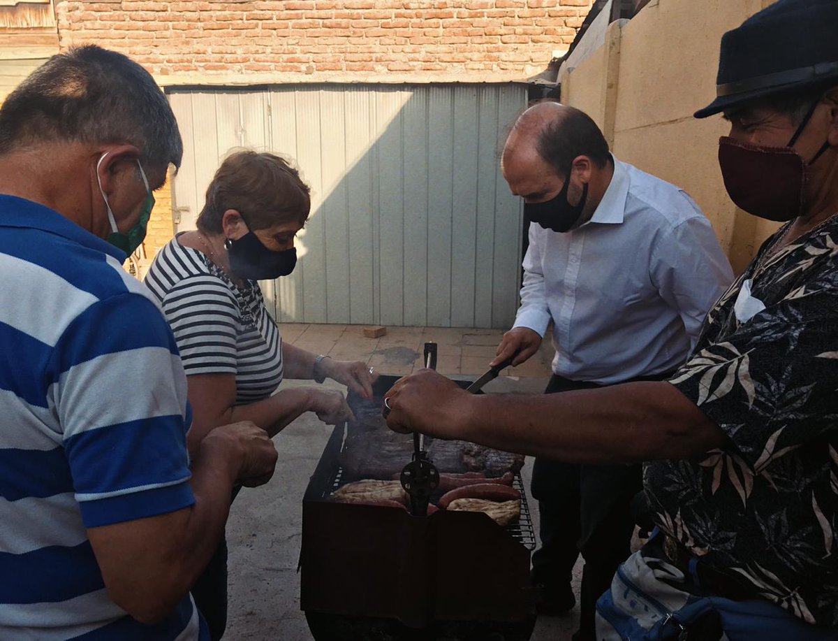 aundurragav's tweet photo. ¡Es viernes y nuestro cuerpo lo sabe! Para terminar el día, acompañamos en un asado a vecin@s y adultos mayores de Macul para escuchar sus experiencias y preocupaciones junto a la concejala Ximena Zuleta. ¡Gracias por la invitación! Juntos seguimos construyendo un #mejorpaís https://t.co/DTxAZjKUqR