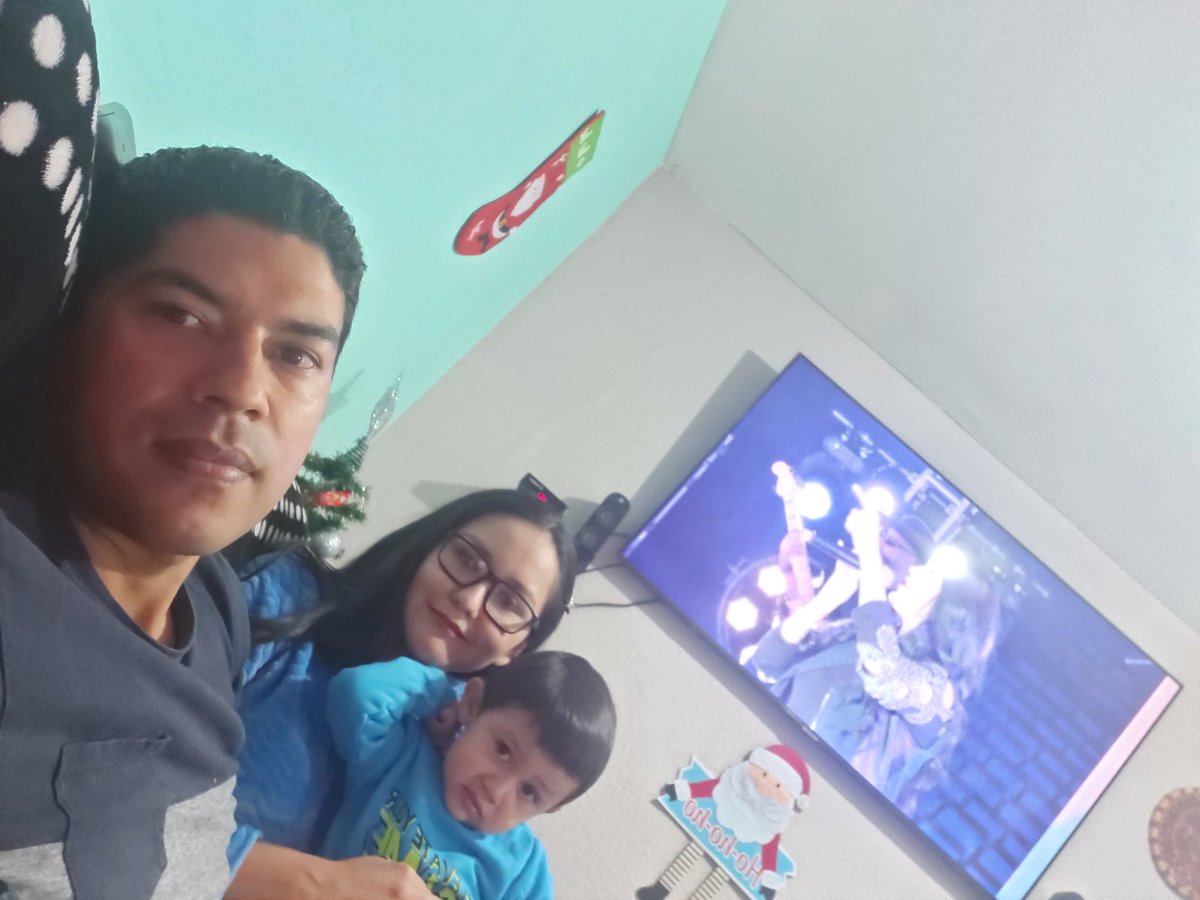 DaniaAngulo18's tweet photo. Festejando en familia 🎉🥳👪 #FESTEJOVIRTUALBBVA https://t.co/VsifwK6GPx