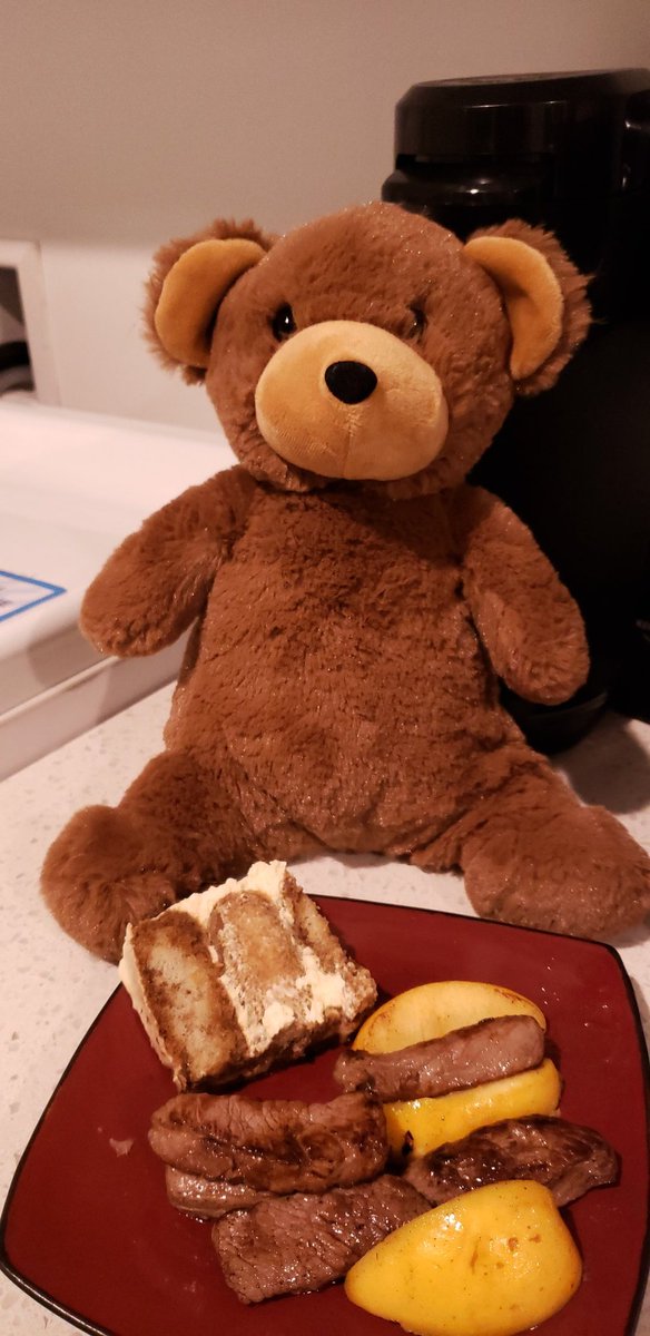 Somebody asked about bears and apples, so here you go. #Bear and #Apples and #CAKE!! https://t.co/V0gsAMBYej