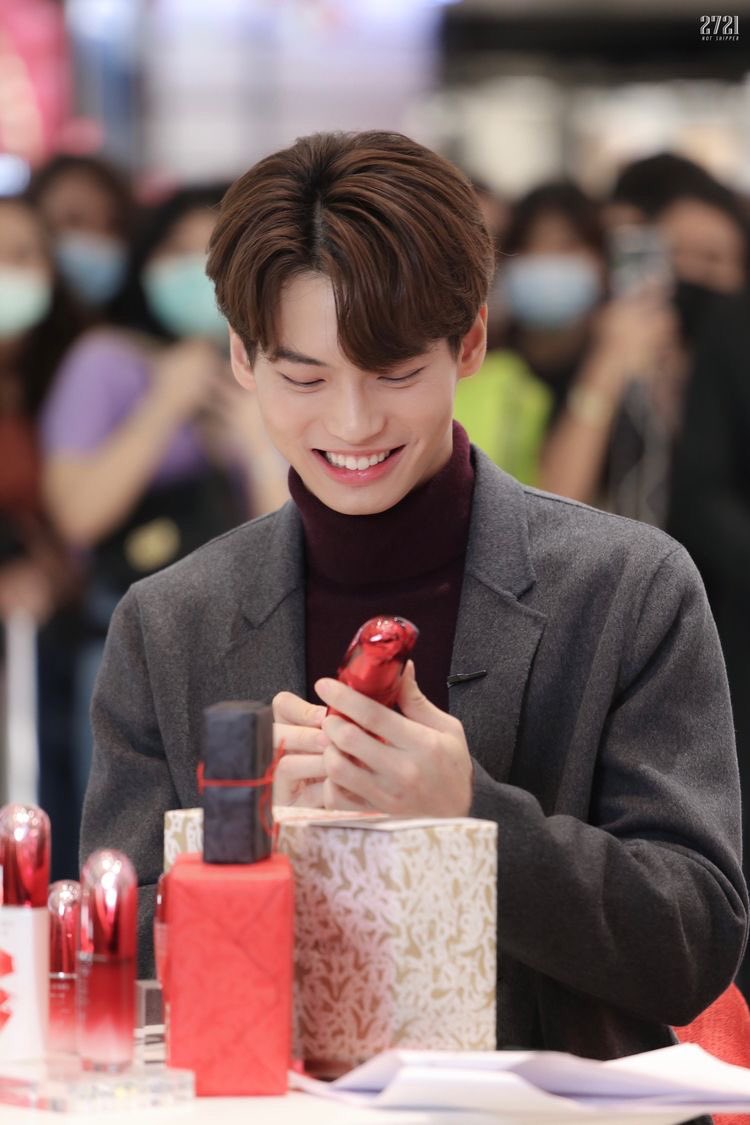 MUK_Thipthida's tweet photo. เมื่อให้หลานดูรูปน้องวิน 
เรา : คนนี้หล่อไหมคะ
หลาน: เอ่อ.... สวย!!
ขนาดเด็กยังรู้เลยว่าน้องวินสวย 💚💚ภูมิใจ5555 #winmetawin https://t.co/ldr5xgnwUH