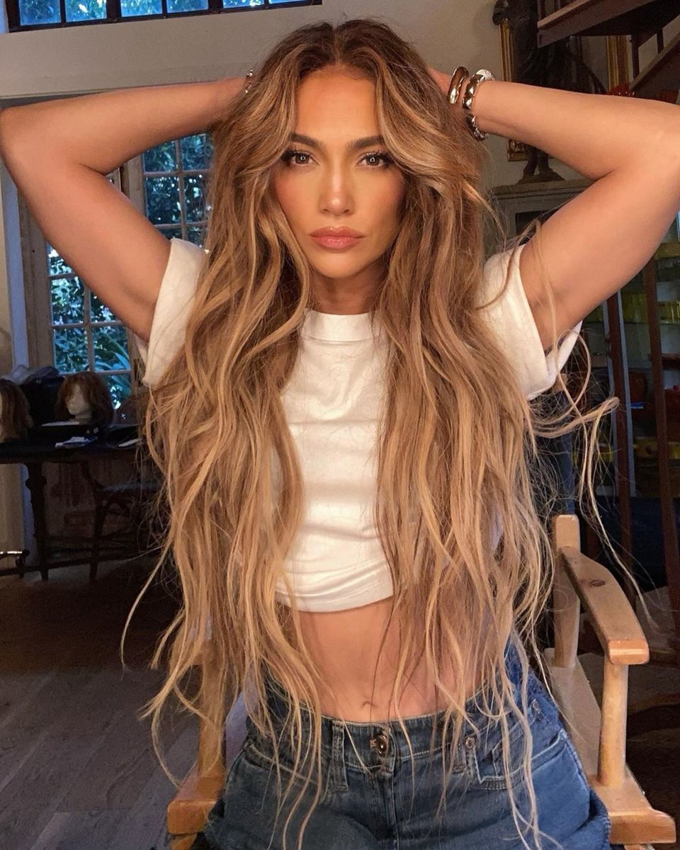 Vanebuza's tweet photo. -Carolina Herrera: el pelo largo después de los 40 es de marginales.

-Jlo: https://t.co/obmehGurY9