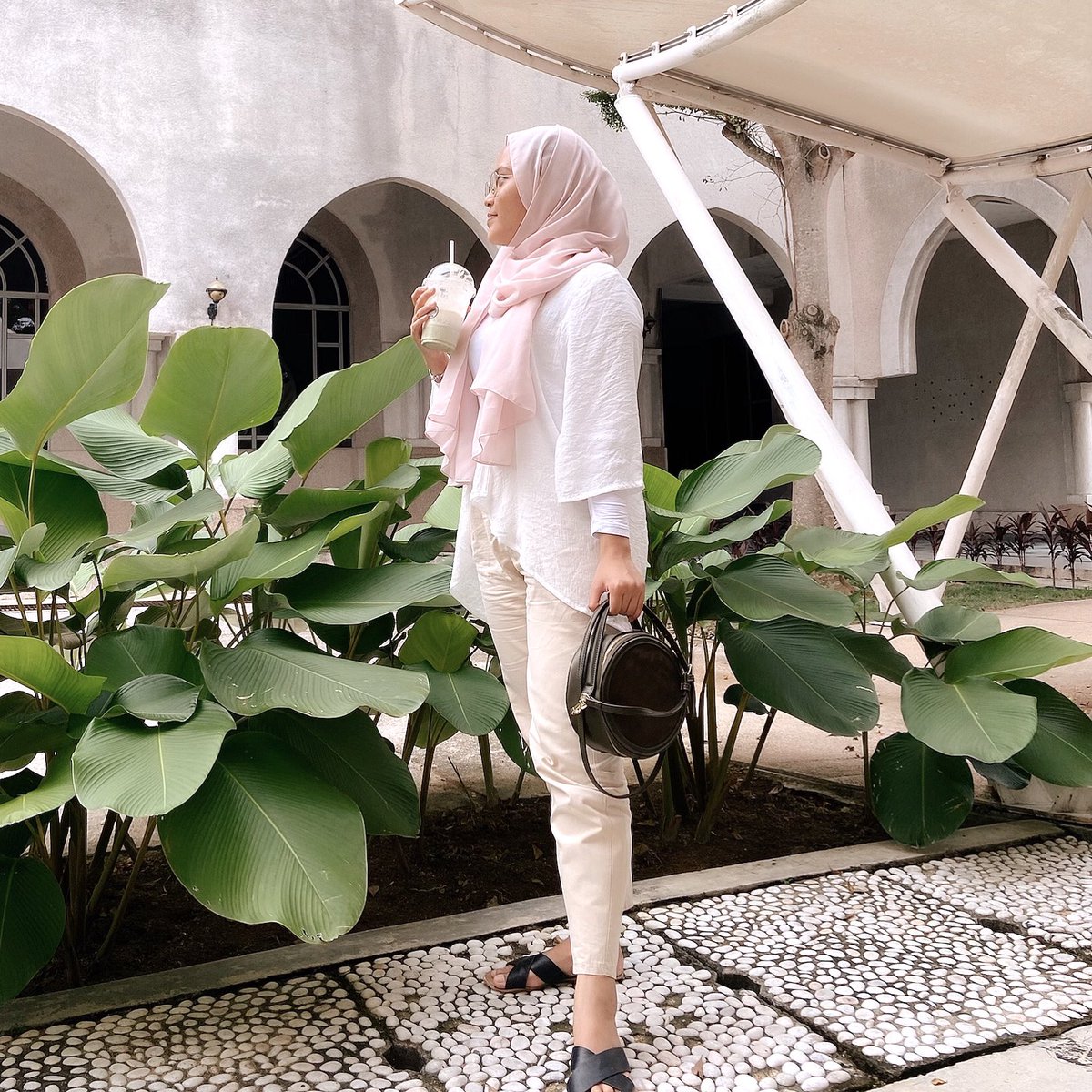 ScarfbyD's tweet photo. Thinking a nice ootd will always be easier with our Déline cotton shawl. No need to iron too 🤩 https://t.co/a1sq74vvU6