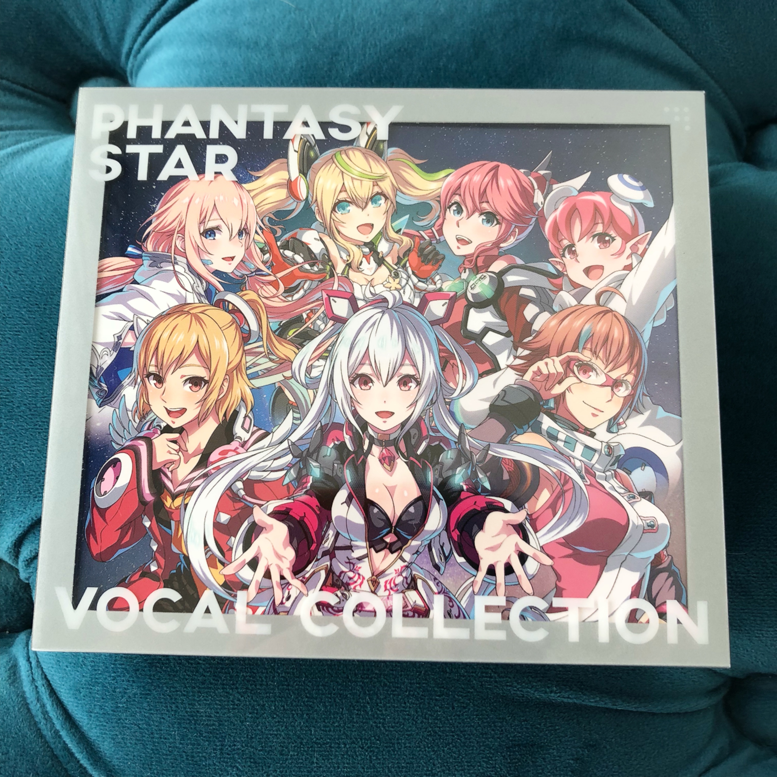 花れん 11 25発売の ファンタシースターボーカルコレクション Phantasy Starシリーズのボーカル曲だけがcd４枚にぎっしり詰め込まれています なんと68曲もあるのですね パッケージは ファンタ シースター シリーズのゲームに登場した歴代ヒロインが