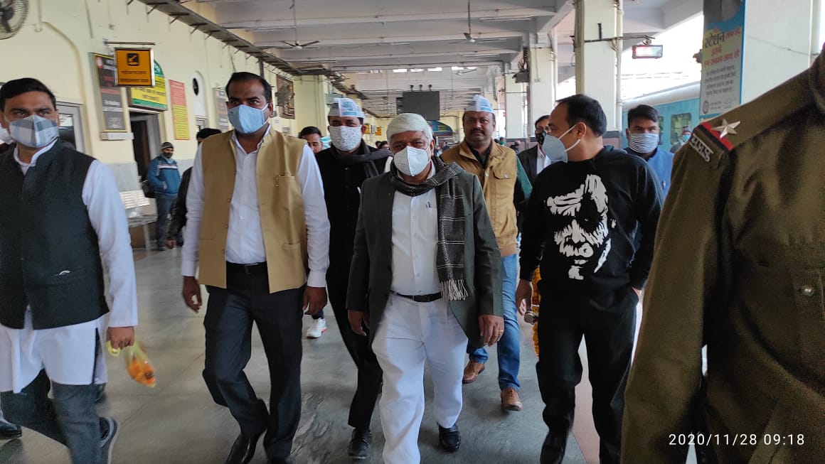 मध्य प्रदेश लॉयर्स एसोसिएशन की विधिक संगोष्ठी में मुख्य अतिथि के रूप में शिरकत करने ग्वालियर पहुंचने पर दिल्ली सरकार के कैबिनेट मंत्री माननीय राजेंद्र पाल गौतम का हुआ भव्य स्वागत ।
<a href="/AdvRajendraPal/">(समण) Rajendra Pal Gautam</a> <a href="/ArvindKejriwal/">Arvind Kejriwal</a>